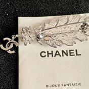 CHANEL 26S DOUBLE C LOGO CRYSTAL EMBELLISHED LEAF BROOCH IN SILVER METAL 630081