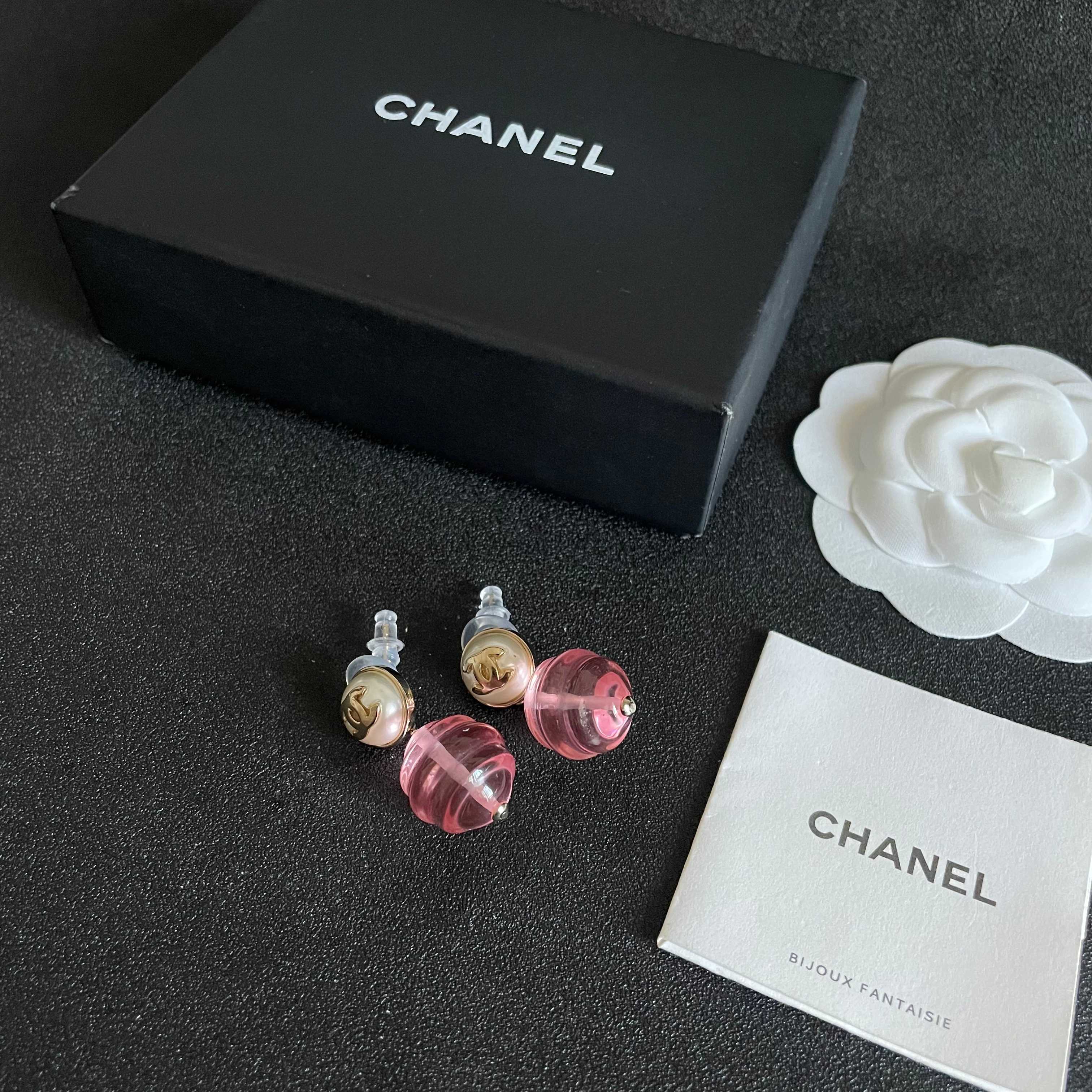 CHANEL 26S DOUBLE C LOGO PEARL STUD EARRINGS WITH PINK GLASS DROP IN GOLD METAL 629892