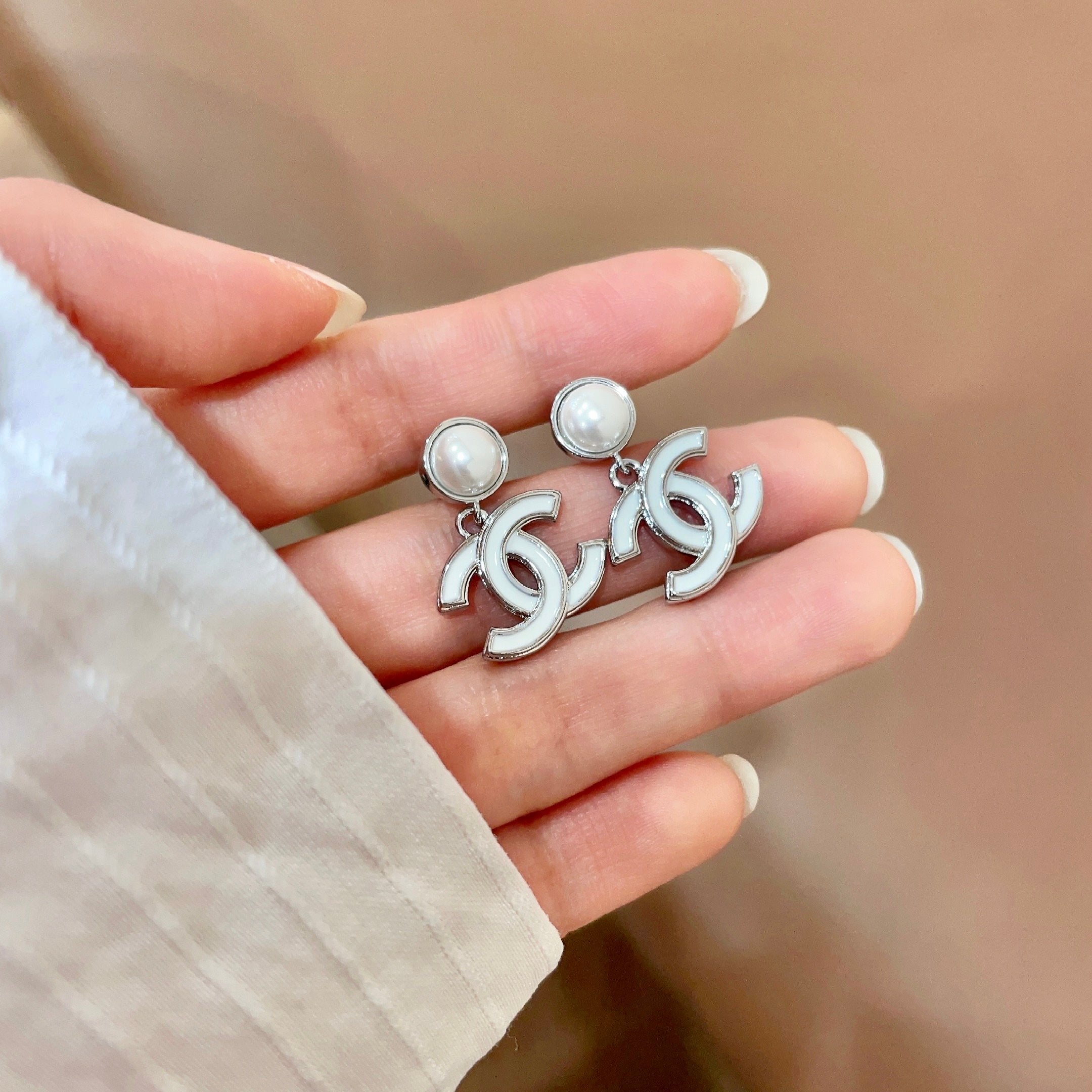 CHANEL 26S DOUBLE C LOGO WHITE ENAMEL & PEARL DROP EARRINGS IN SILVER METAL 629896
