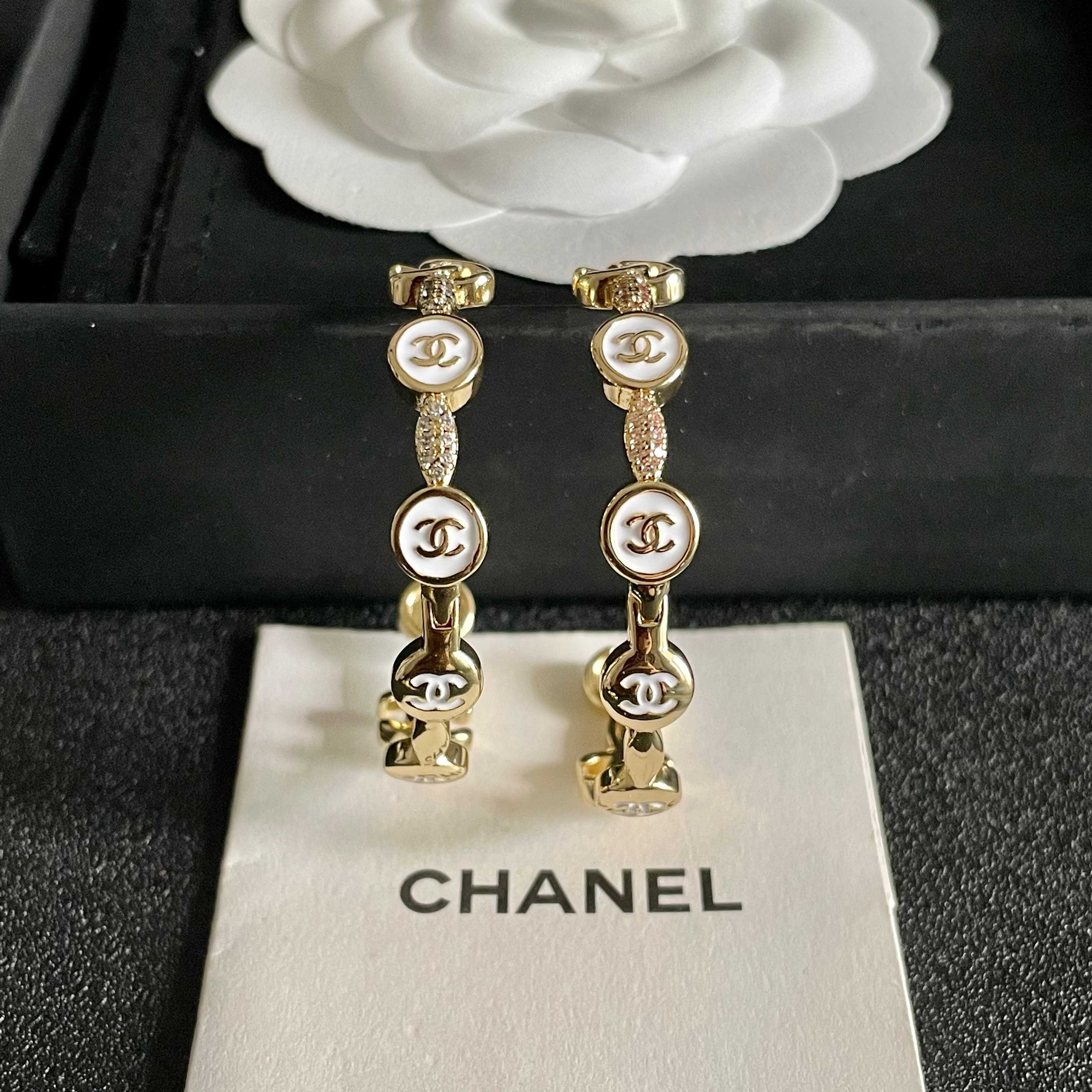 CHANEL 26S DOUBLE C LOGO WHITE ENAMEL & CRYSTAL LINK HOOP EARRINGS IN GOLD METAL 629898
