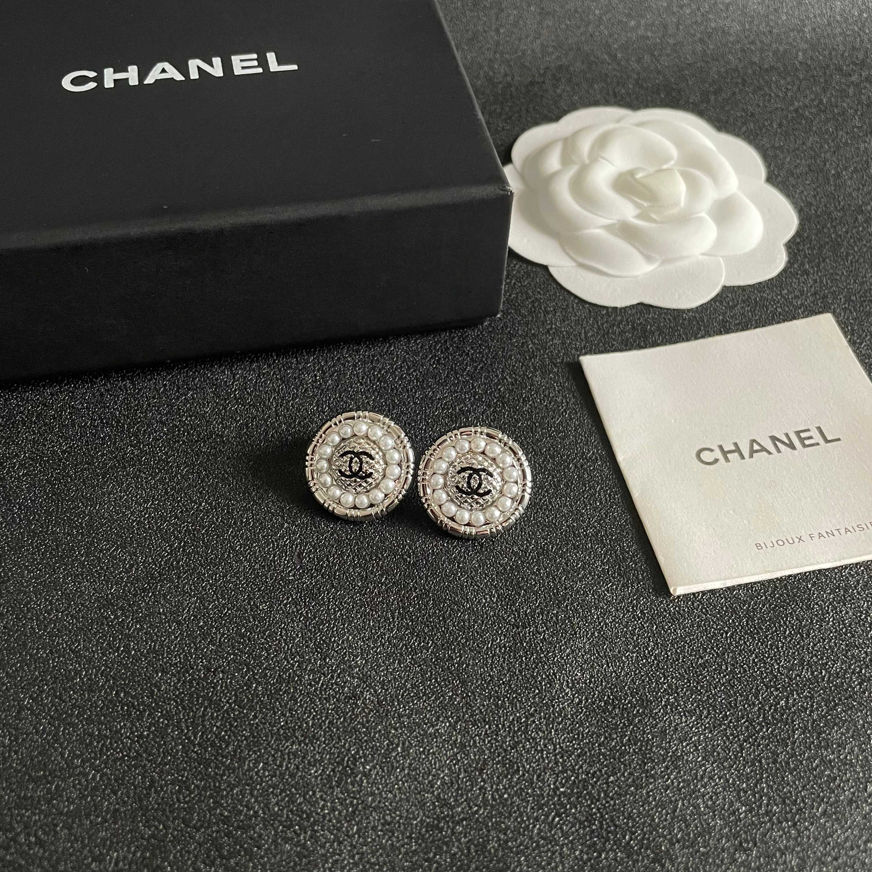 CHANEL 26S DOUBLE C LOGO PEARL ROUND STUD EARRINGS IN SILVER METAL 629907