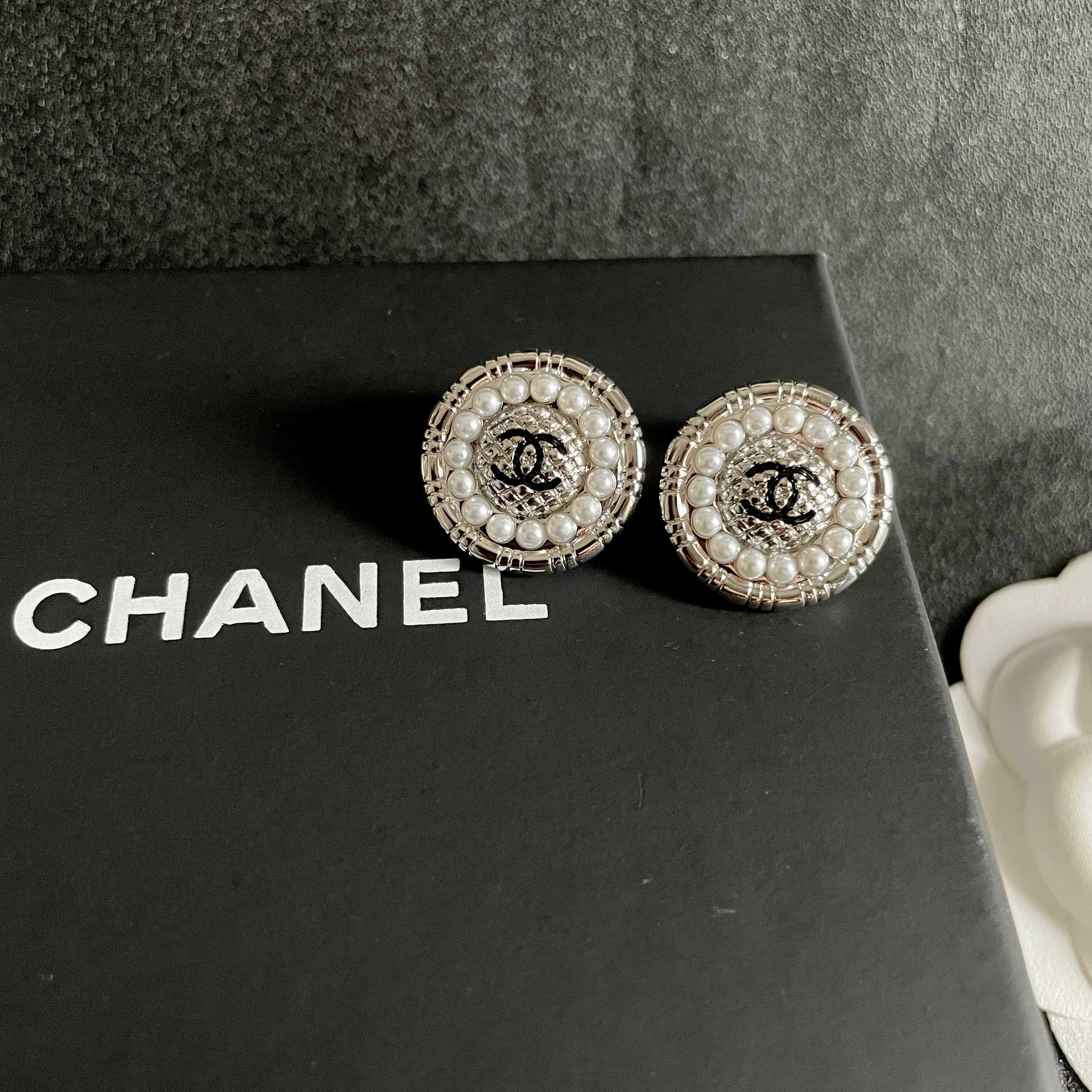 CHANEL 26S DOUBLE C LOGO PEARL ROUND STUD EARRINGS IN SILVER METAL 629907