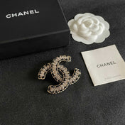 CHANEL 26S DOUBLE C LOGO CRYSTAL & BLACK CHAIN BROOCH IN GOLD METAL 629909