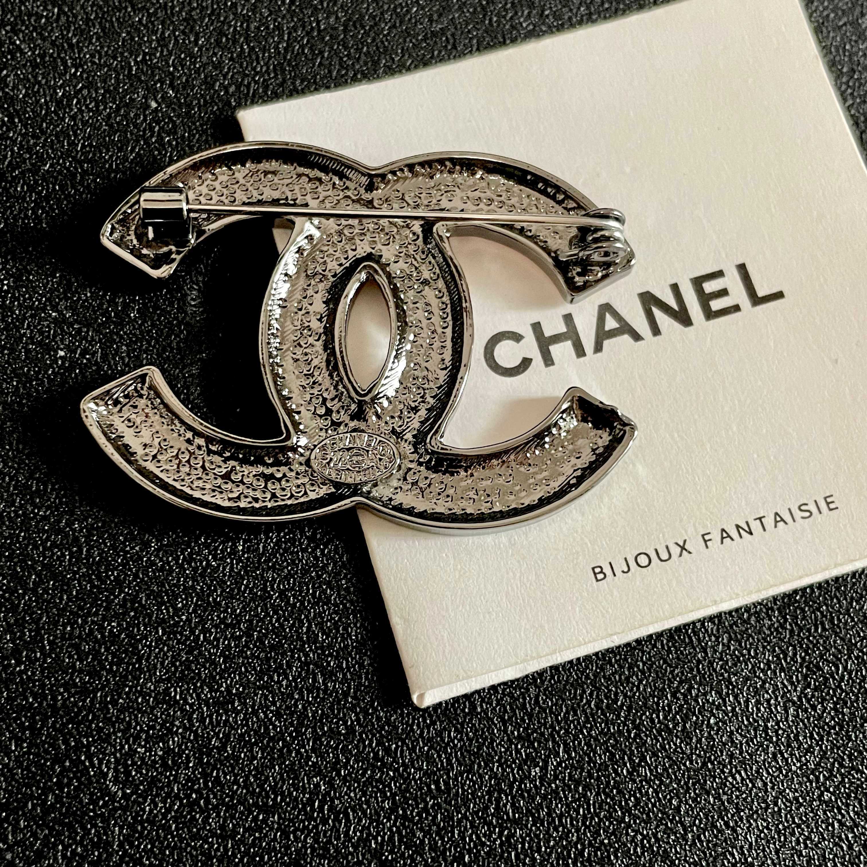 CHANEL 26S CHANEL DOUBLE C LOGO YELLOW & PINK ENAMEL BROOCH IN SILVER METAL 629912