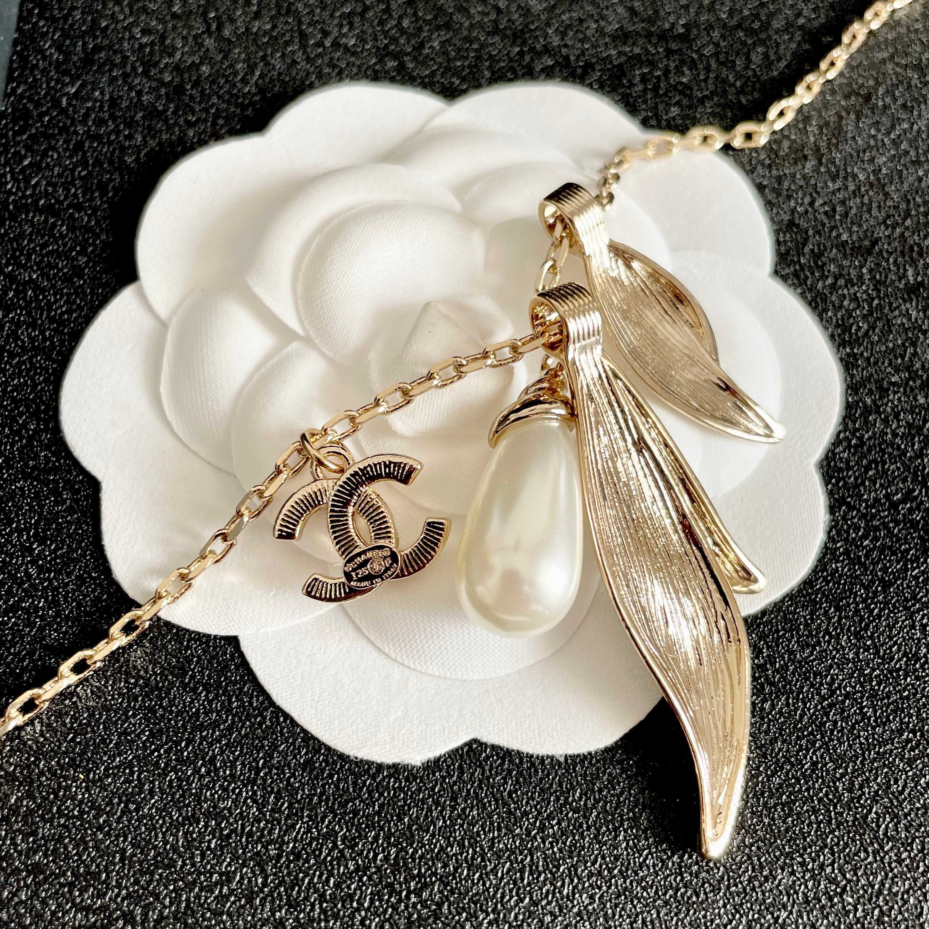 CHANEL 26S DOUBLE C LOGO LEAF & PEARL DROP PENDANT NECKLACE WITH CRYSTAL DETAIL IN GOLD METAL 631013