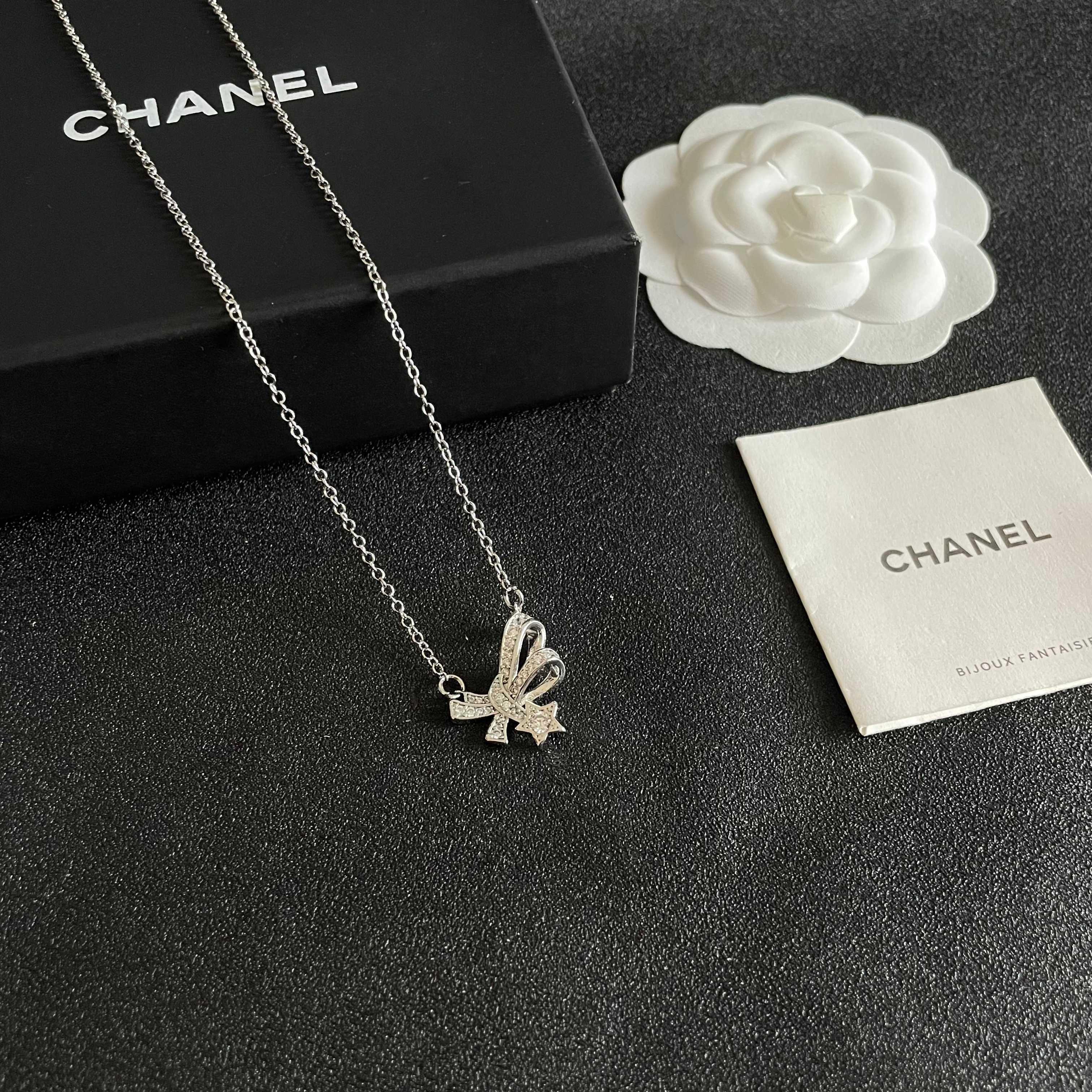 CHANEL 26S DOUBLE C LOGO CRYSTAL BOW & STAR PENDANT NECKLACE IN SILVER METAL 631019