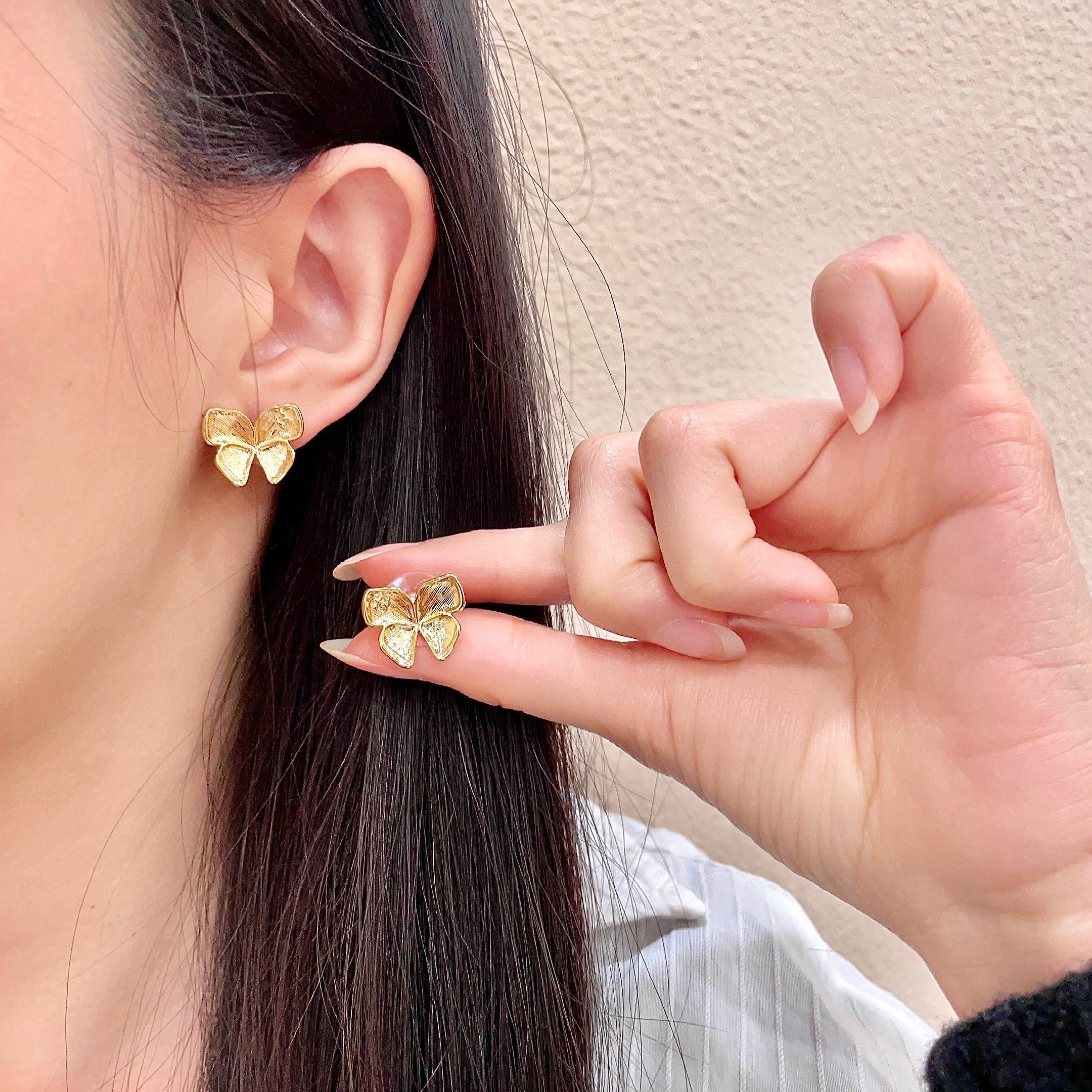 CHANEL 26S FOUR PETAL FLOWER STUD EARRINGS IN GOLD METAL 631031