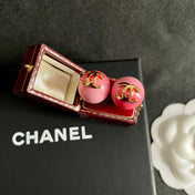 CHANEL 26S DOUBLE C LOGO PINK ENAMEL ROUND STUD EARRINGS IN GOLD METAL 631033