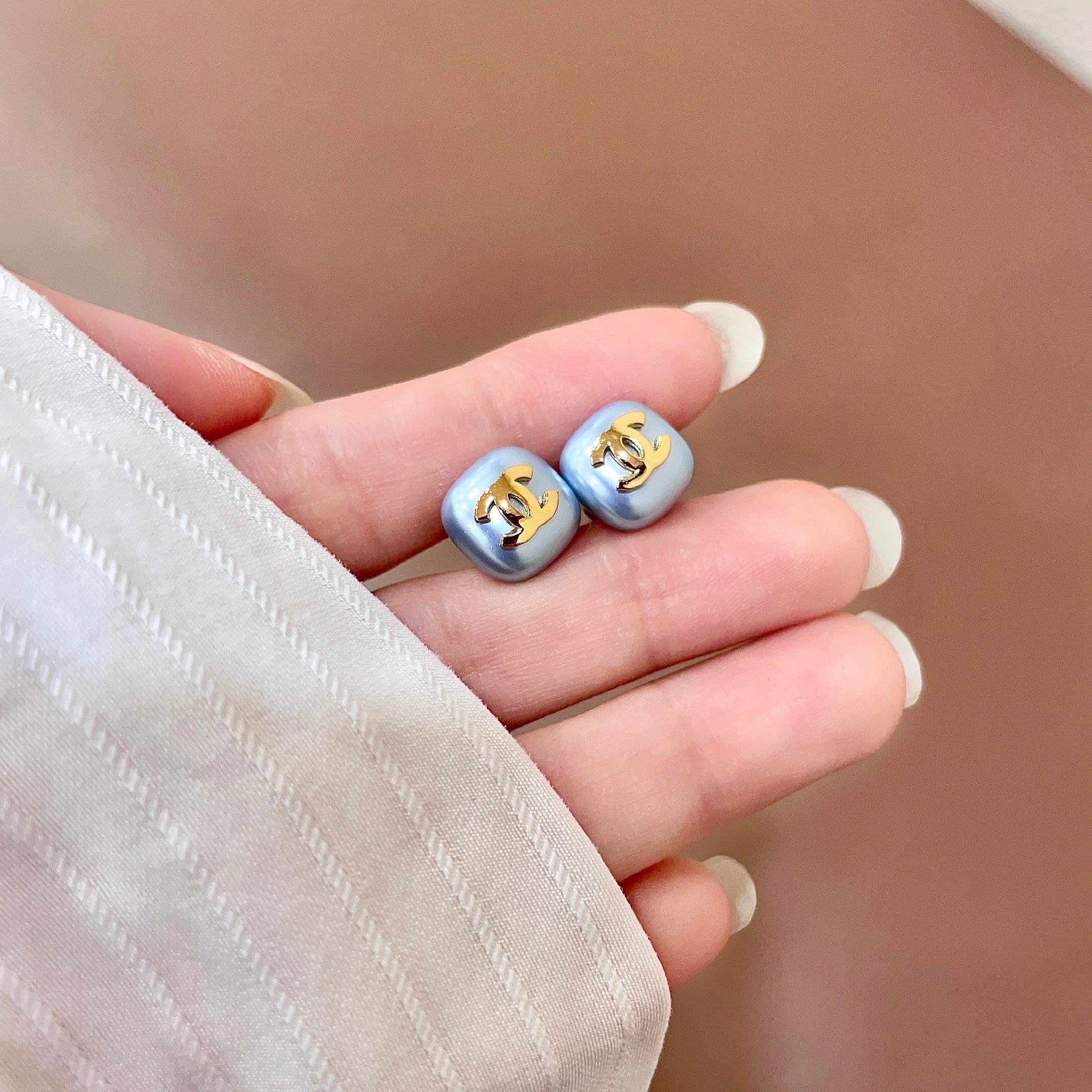 CHANEL 26S DOUBLE C LOGO BLUE ENAMEL SQUARE STUD EARRINGS IN GOLD METAL 631038