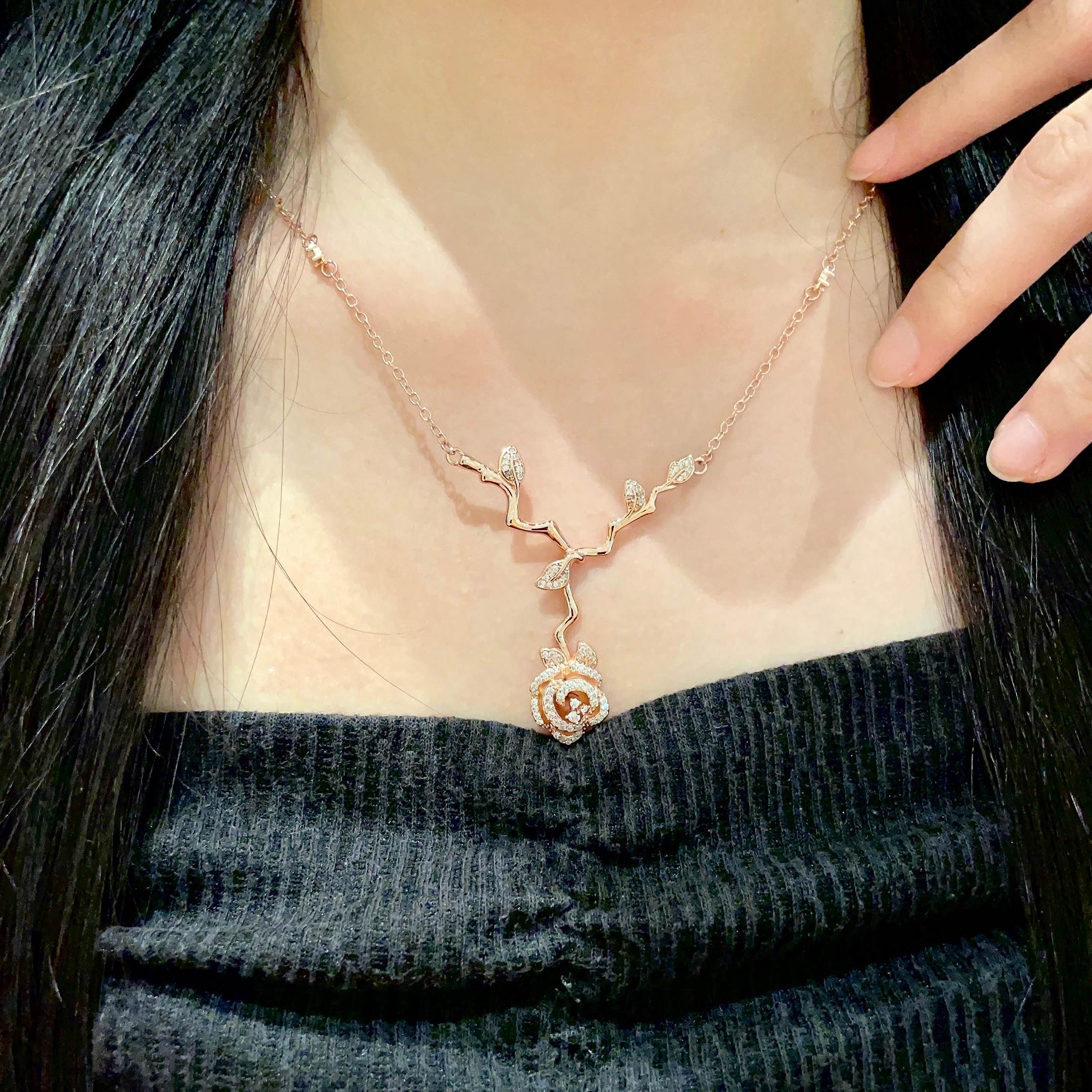 CD 26S CRYSTAL ROSE BRANCH PENDANT NECKLACE IN ROSE GOLD TONE METAL 631896