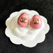 CHANEL 26S DOUBLE C LOGO OVAL STUD EARRINGS IN PINK MARBLE ENAMEL WITH GOLD METAL 631907