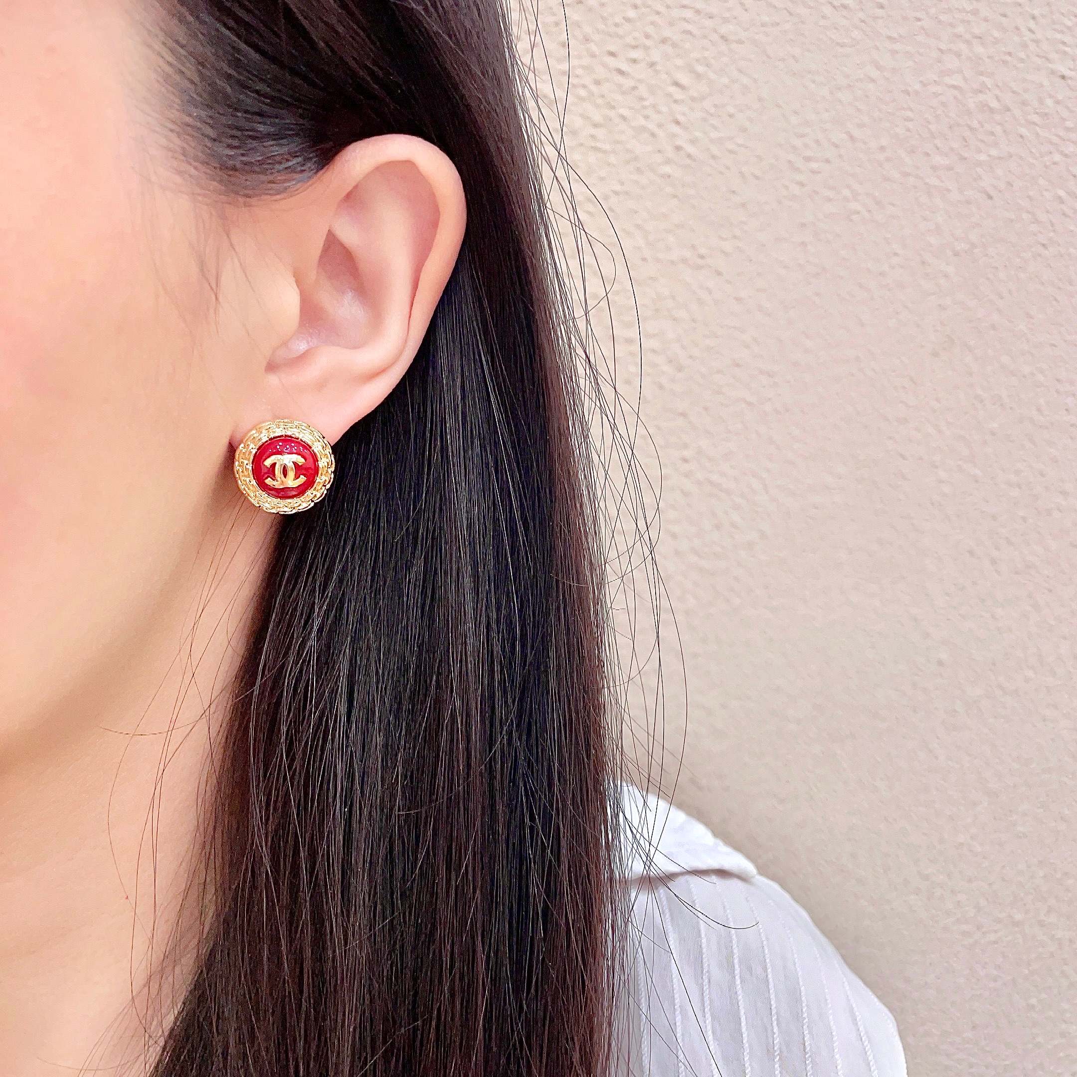 CHANEL 26S DOUBLE C LOGO ROUND STUD EARRINGS IN RED ENAMEL WITH GOLD CHAIN DETAIL 631909