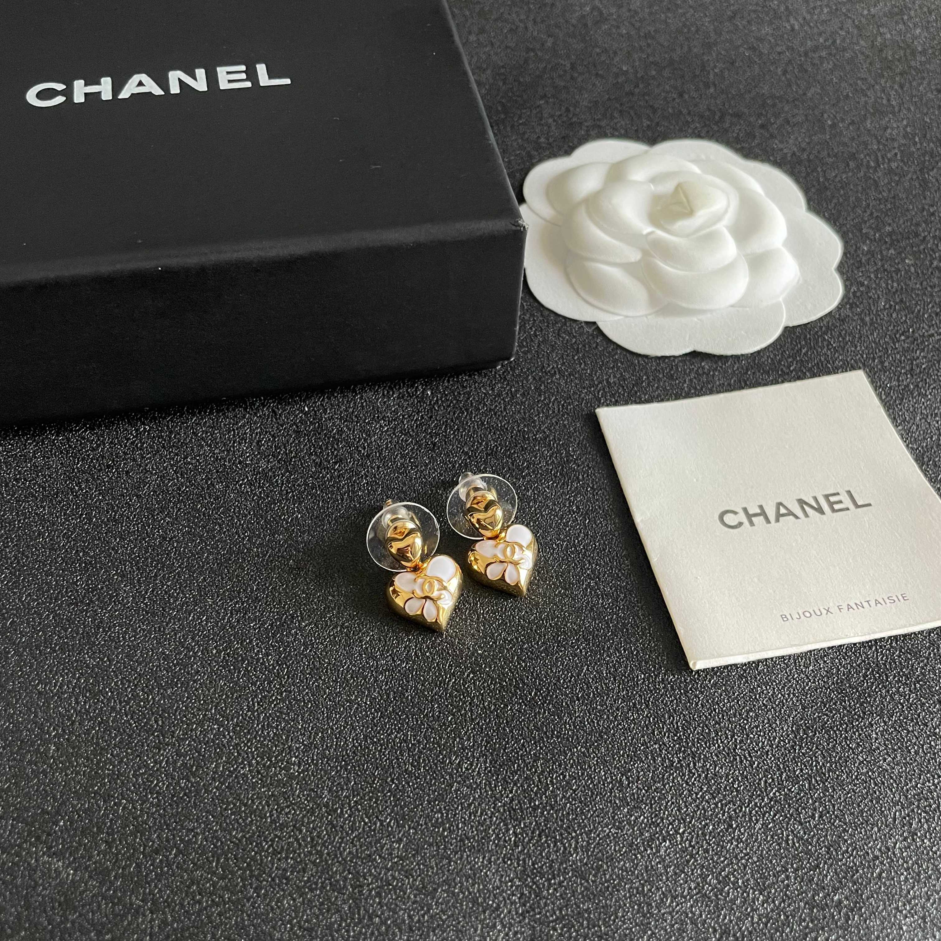 CHANEL 26S DOUBLE C HEART DROP EARRINGS WITH WHITE ENAMEL FLORAL DETAIL IN GOLD METAL 631910