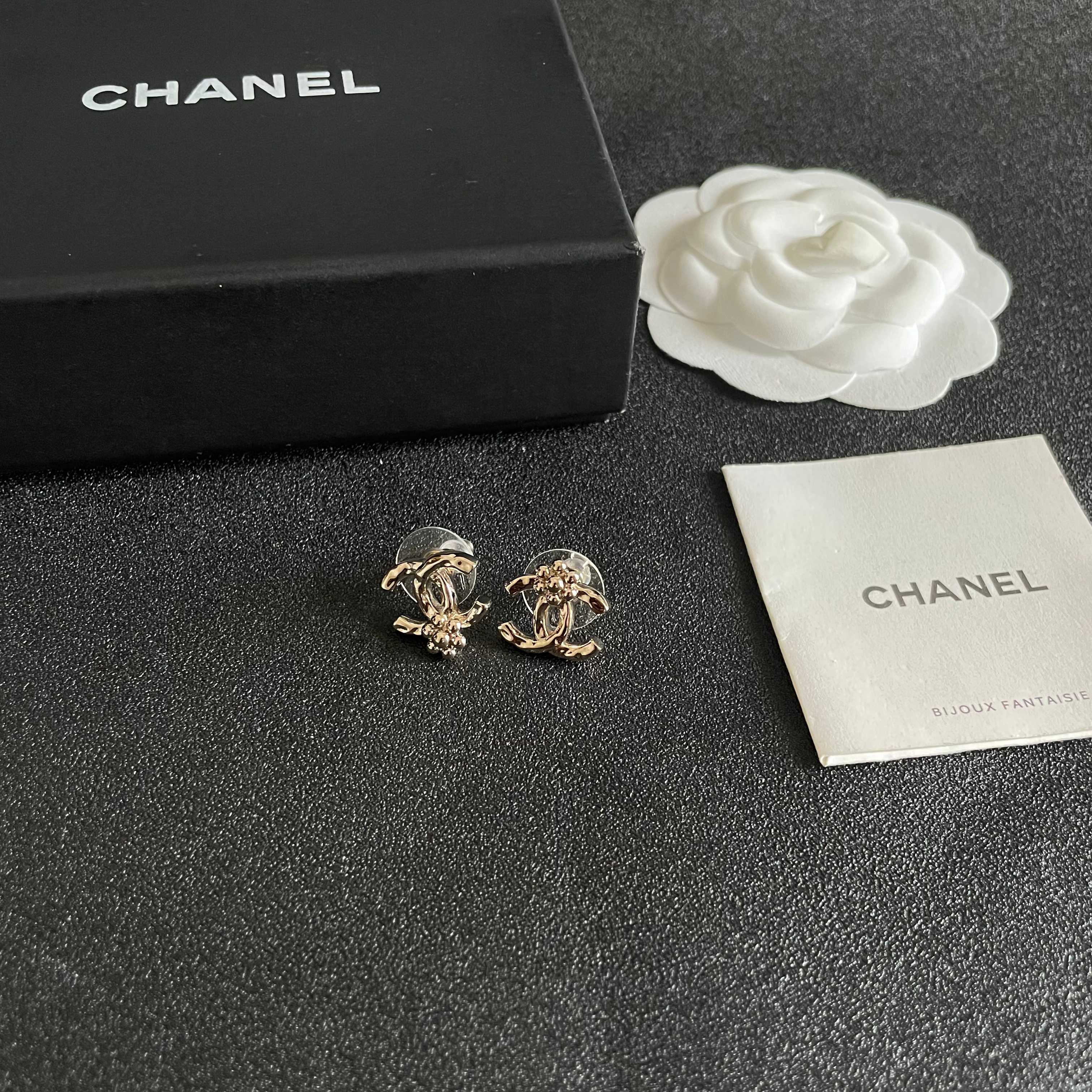CHANEL 26S DOUBLE C LOGO PEARL STUD EARRINGS WITH FLORAL DETAIL IN GOLD METAL 631917