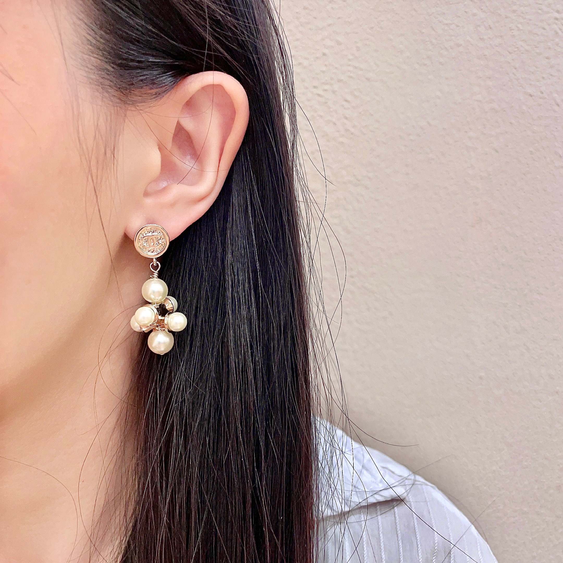 CHANEL 26S CHANEL CC LOGO PEARL CLUSTER DROP EARRINGS IN GOLD METAL 633301