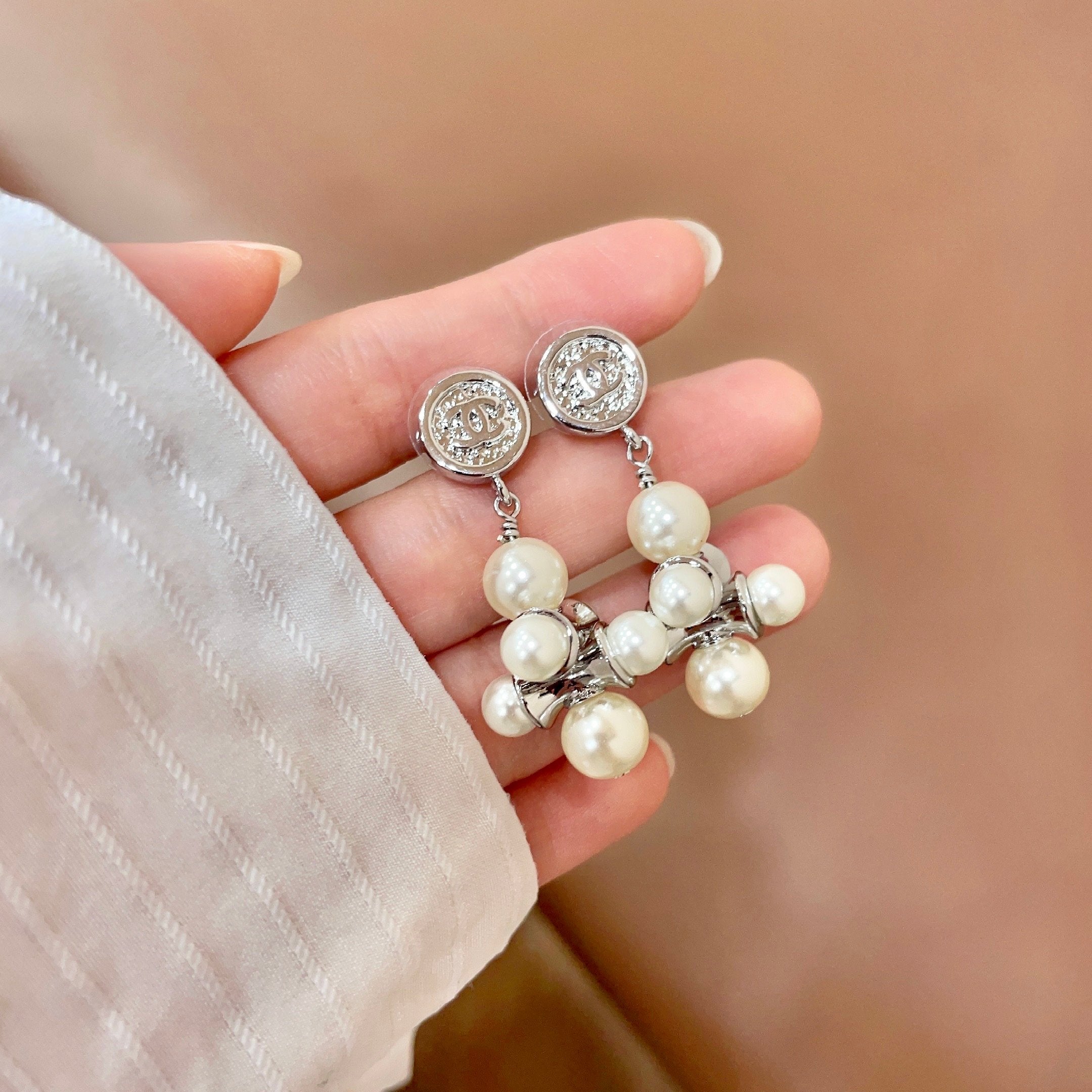 CHANEL 26S CHANEL CC LOGO PEARL CLUSTER DROP EARRINGS IN SILVER METAL 633302