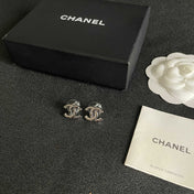 CHANEL 26S CHANEL CC LOGO WOVEN METAL STUD EARRINGS IN SILVER METAL 633306