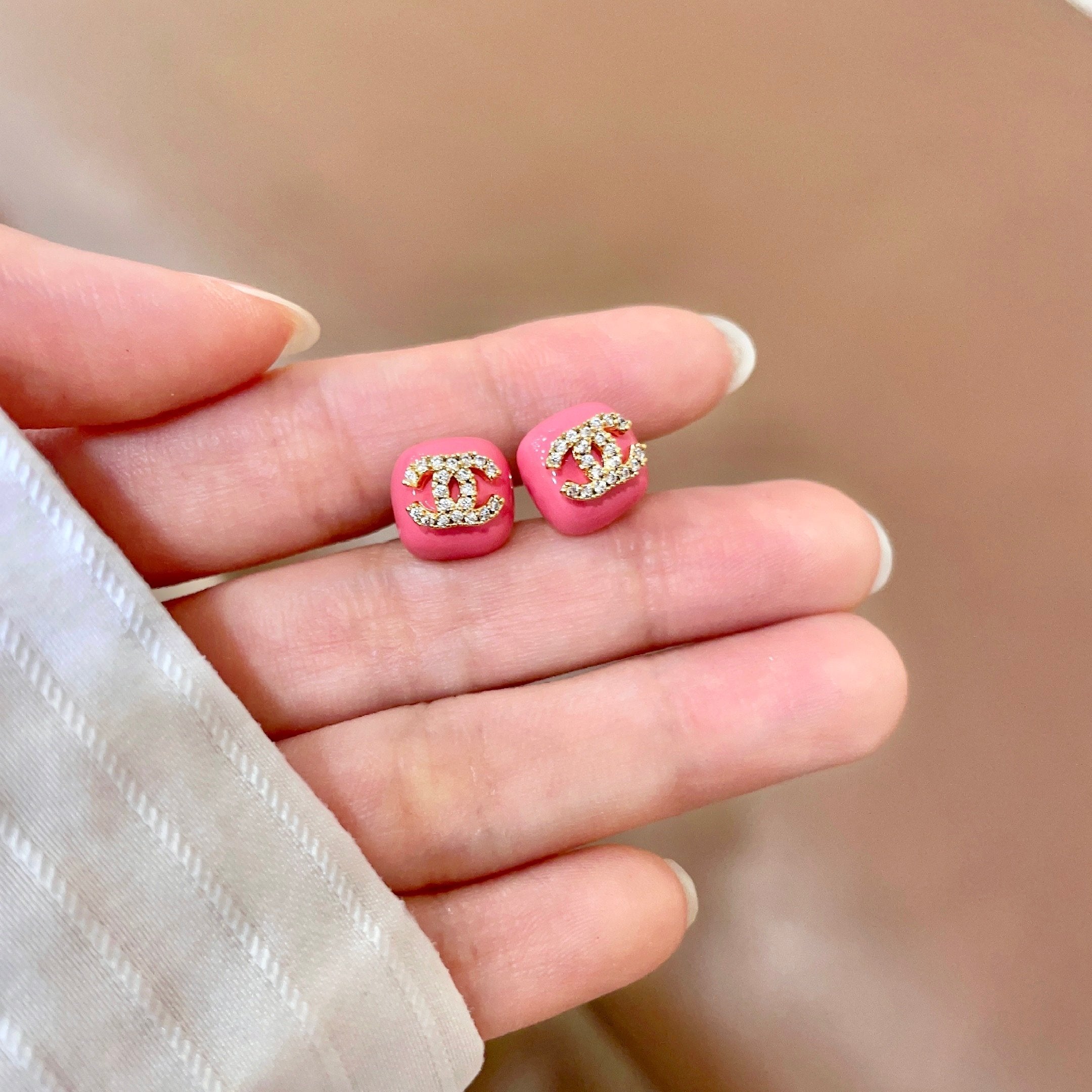 CHANEL 26S CHANEL CC LOGO PAVE CRYSTAL STUD EARRINGS IN RED ENAMEL WITH GOLD METAL 633310
