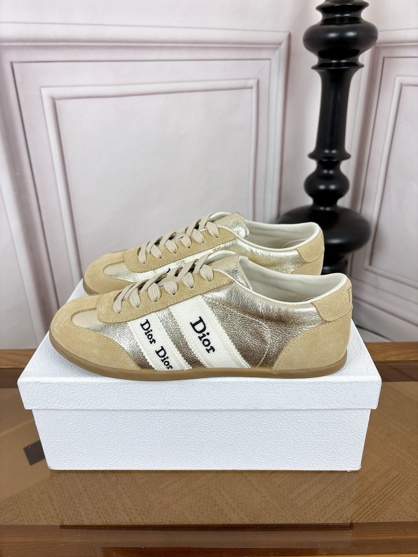 DIOR 26S SNEAKERS IN BEIGE SUEDE AND GOLD METALLIC CALFSKIN