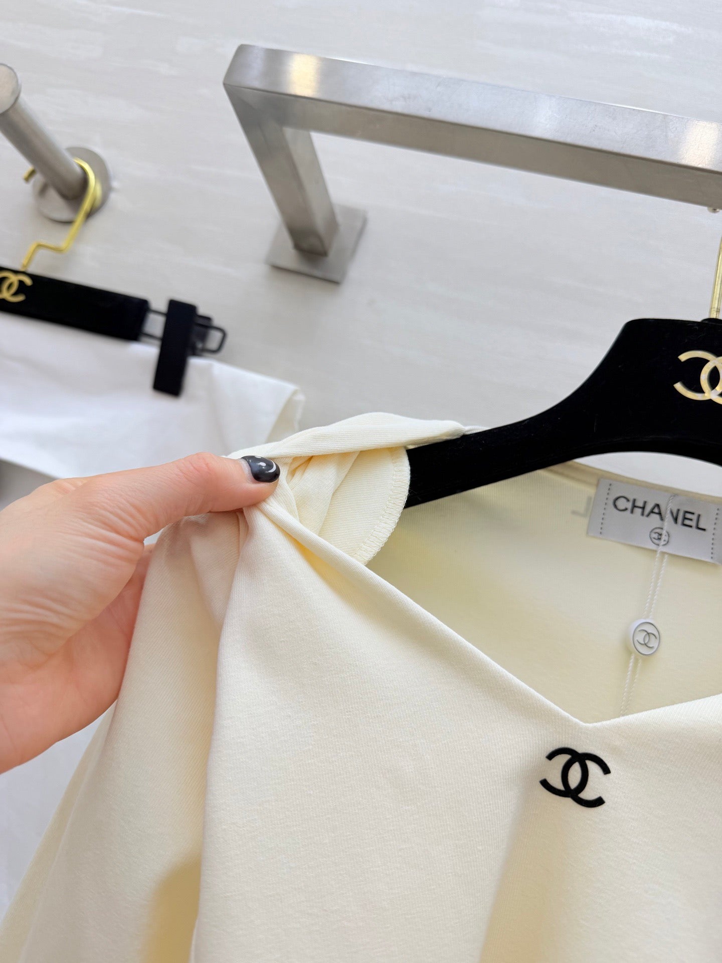 CHANEL 26S V-NECK SWEATSHIRT 974
