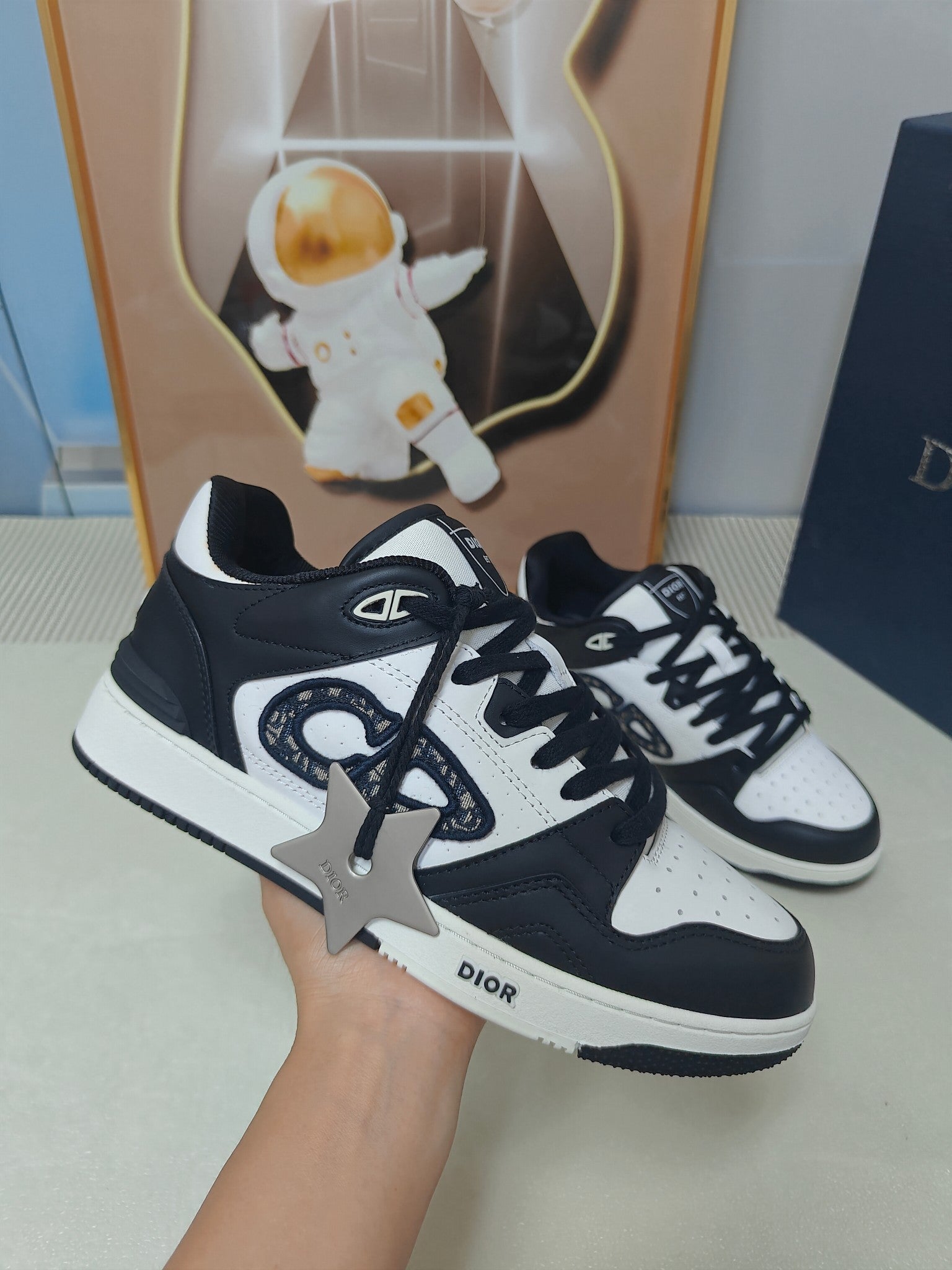 DIOR 26S LOW-TOP SNEAKER IN WHITE AND BLACK CALFSKIN STYLE 02