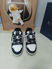 DIOR 26S LOW-TOP SNEAKER IN WHITE AND BLACK CALFSKIN STYLE 02