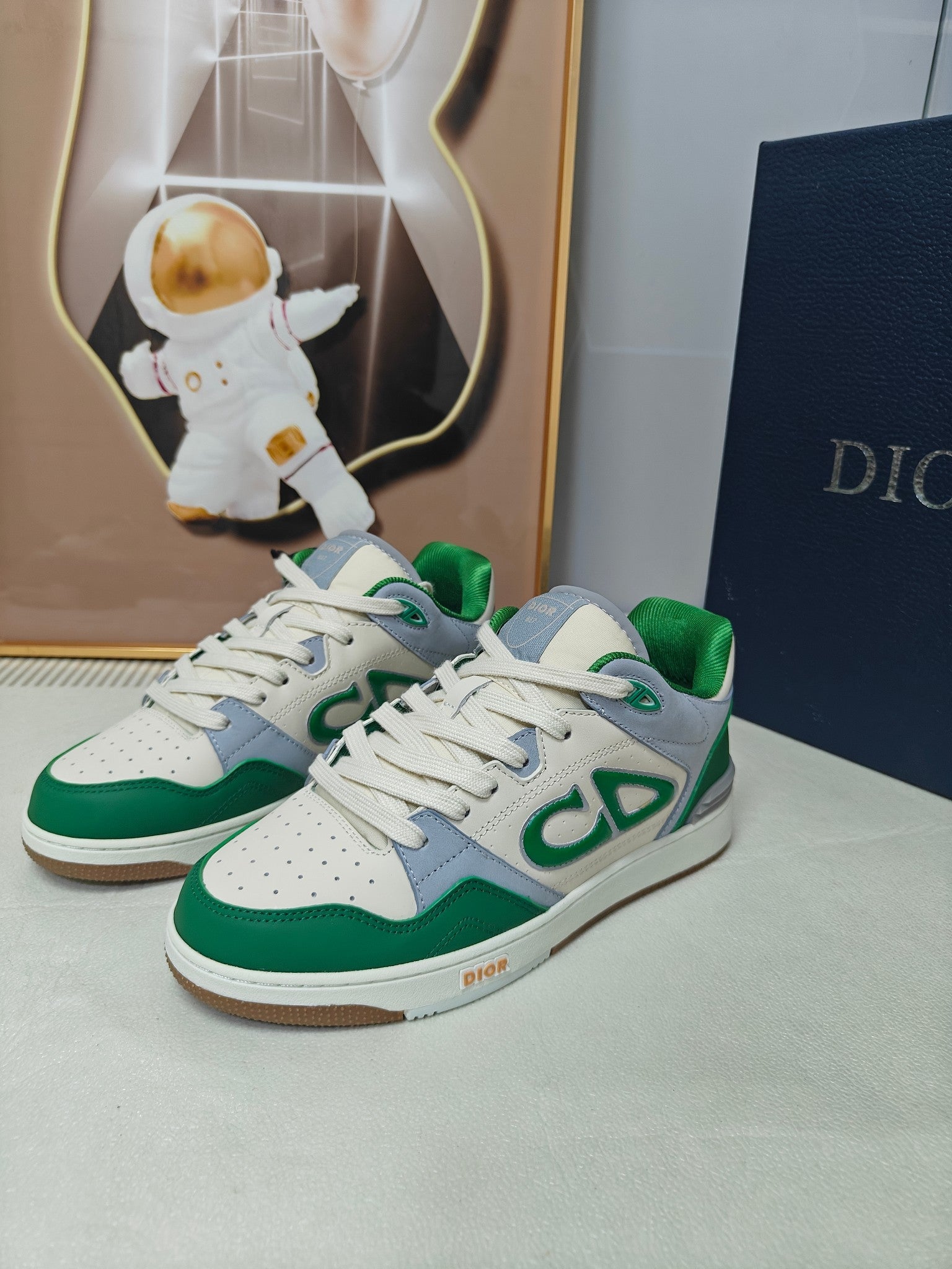 DIOR 26S LOW-TOP SNEAKER IN WHITE AND GREEN CALFSKIN