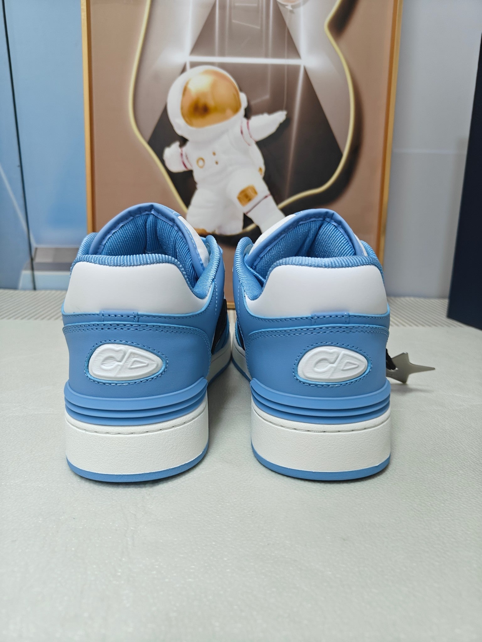 DIOR 26S LOW-TOP SNEAKER IN WHITE AND BLUE CALFSKIN