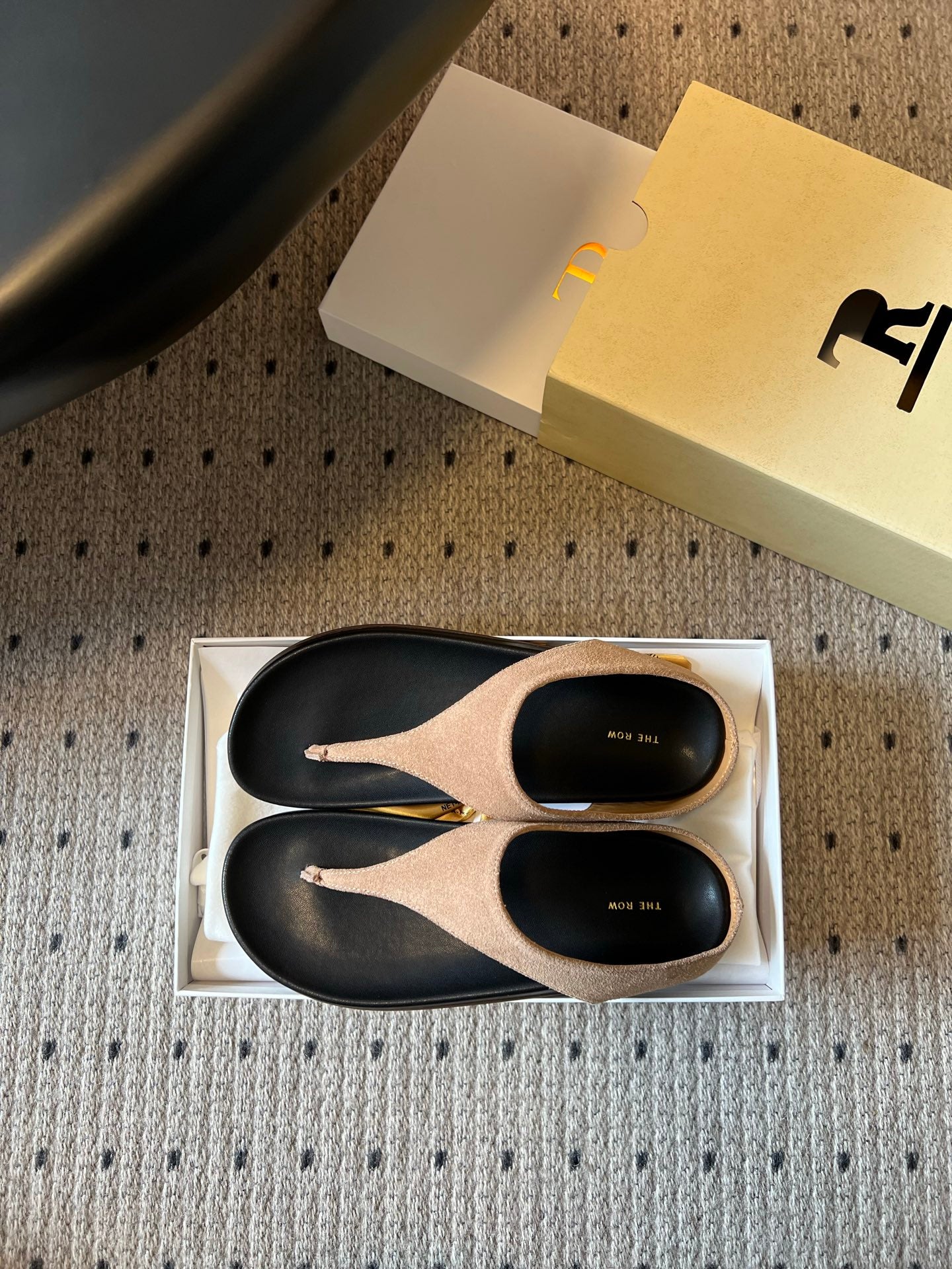 THE ROW 26S THONG SANDALS IN LIGHT BROWN SUEDE