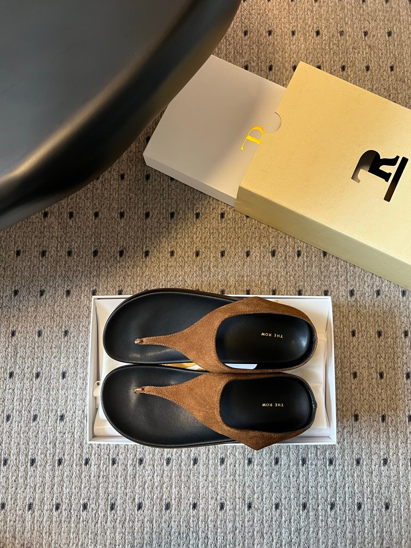 THE ROW 26S THONG SANDALS IN CARAMEL BROWN SUEDE