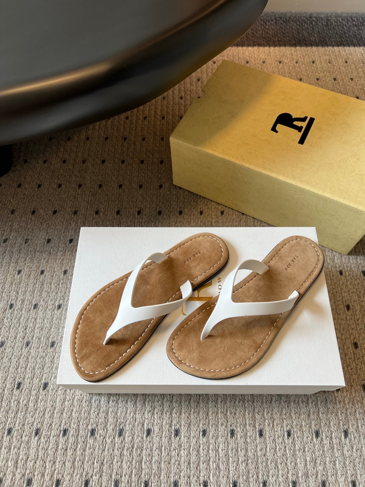 THE ROW 26S THONG SANDALS IN WHITE CALFSKIN AND SUEDE