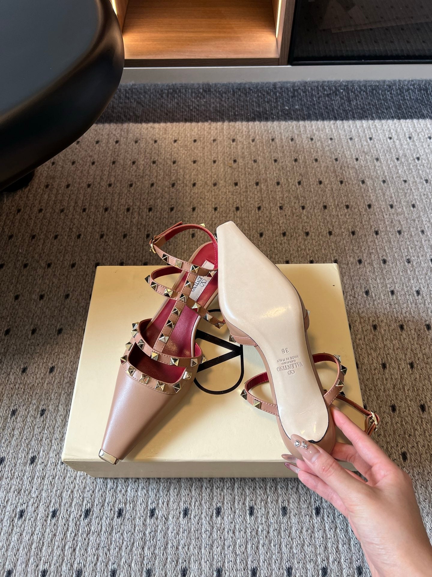 VALENTINO 26S ROCKSTUD HIGH HEELS 40 MM IN LIGHT BEIGE CALFSKIN