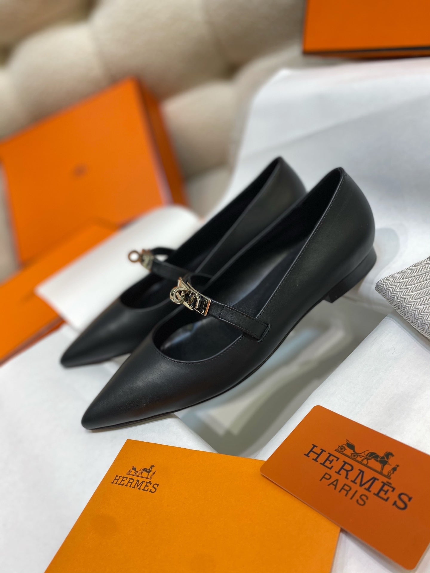 HM 26S KELLY BUCKLE MARY JANE POINTED FLATS IN BLACK CALFSKIN
