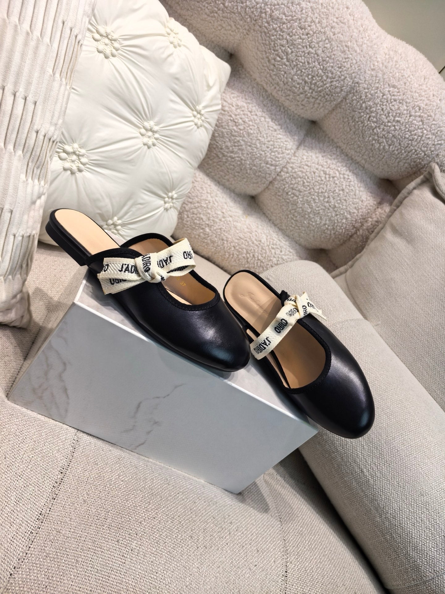 DIOR 26S FLAT MULES IN BLACK CALFSKIN WITH J'ADIOR BOW