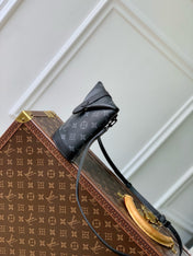 ENVELOPE POUCH 18 IN BLACK MONOGRAM ECLIPSE CANVAS