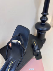 MIUMIU 26S LOW-HEEL THONG SANDALS IN BLACK CALFSKIN