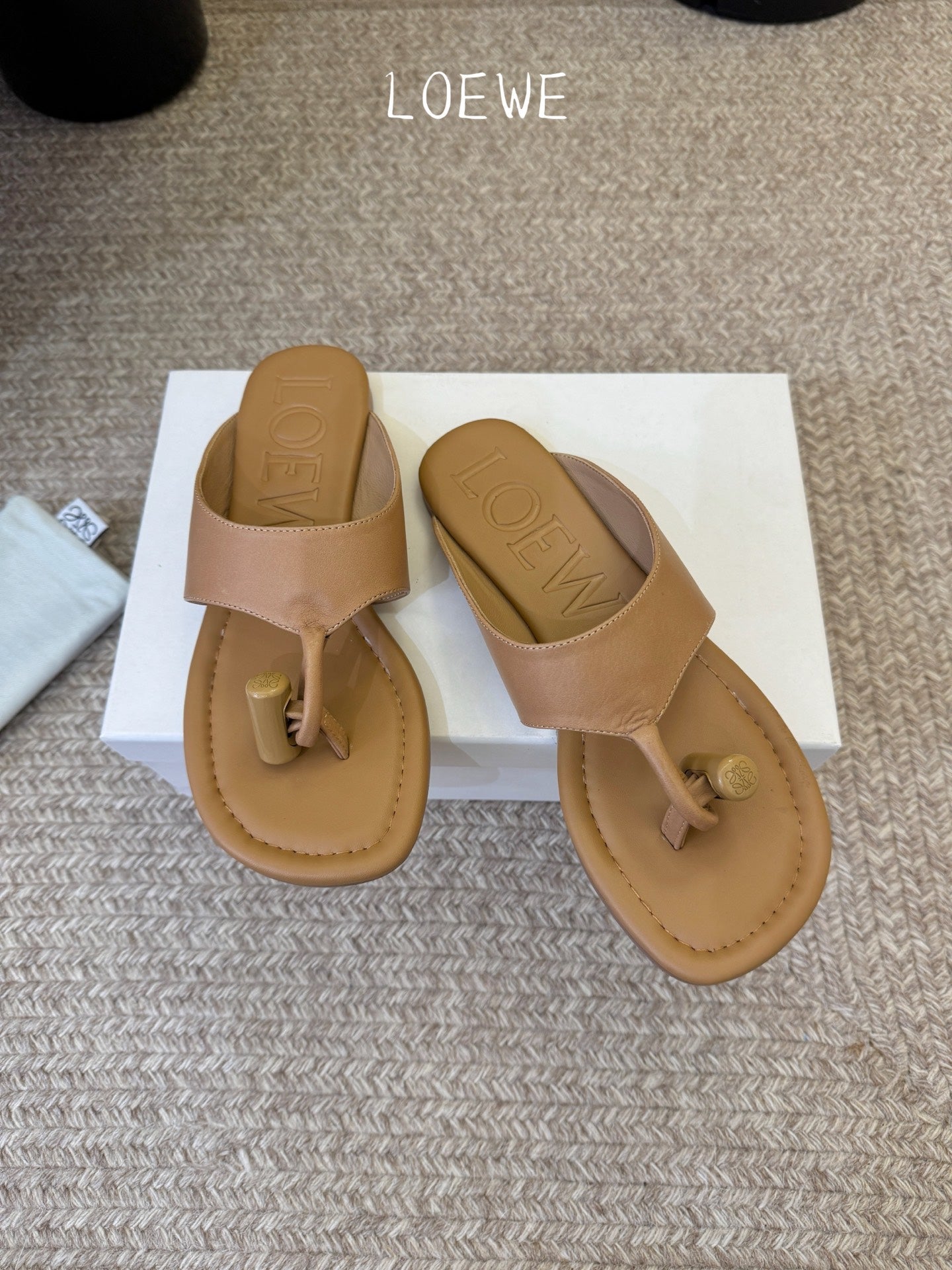 LOEWE 26S TOGGLE FLAT SANDAL IN TAN BROWN CALFSKIN