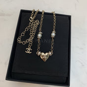 CHANEL 26S DOUBLE C LOGO PEARL & HEART CHARM NECKLACE IN GOLD METAL 631004