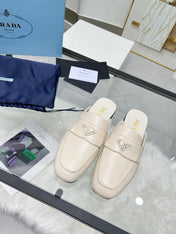TRIANGLE LOGO MULES IN WHITE CALFSKIN