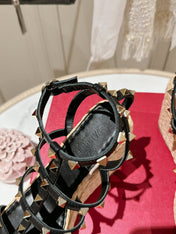 ROCKSTUD ANKLE STRAP WEDGE SANDAL IN BLACK CALFSKIN LEATHER 95 MM