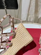 ROCKSTUD ANKLE STRAP WEDGE SANDAL IN CREPE PINK CALFSKIN LEATHER 95 MM