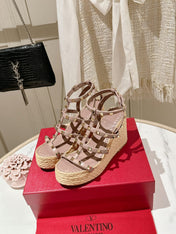 ROCKSTUD ANKLE STRAP WEDGE SANDAL IN CREPE PINK CALFSKIN LEATHER 95 MM