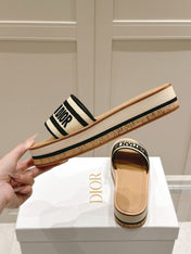 DWAY WEDGE SLIDES 45MM IN BEIGE AND BLACK FABRIC RAFFIA SOLE