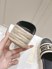 DWAY WEDGE SLIDES 45MM IN BLACK AND BEIGE FABRIC RAFFIA SOLE