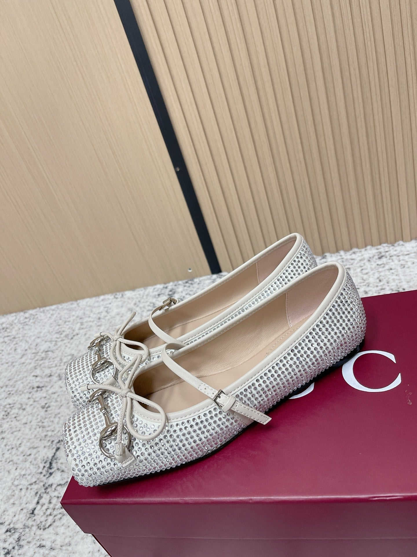 GUCCI 26S BALLET FLATS IN OFF WHITE WITH CRYSTALS