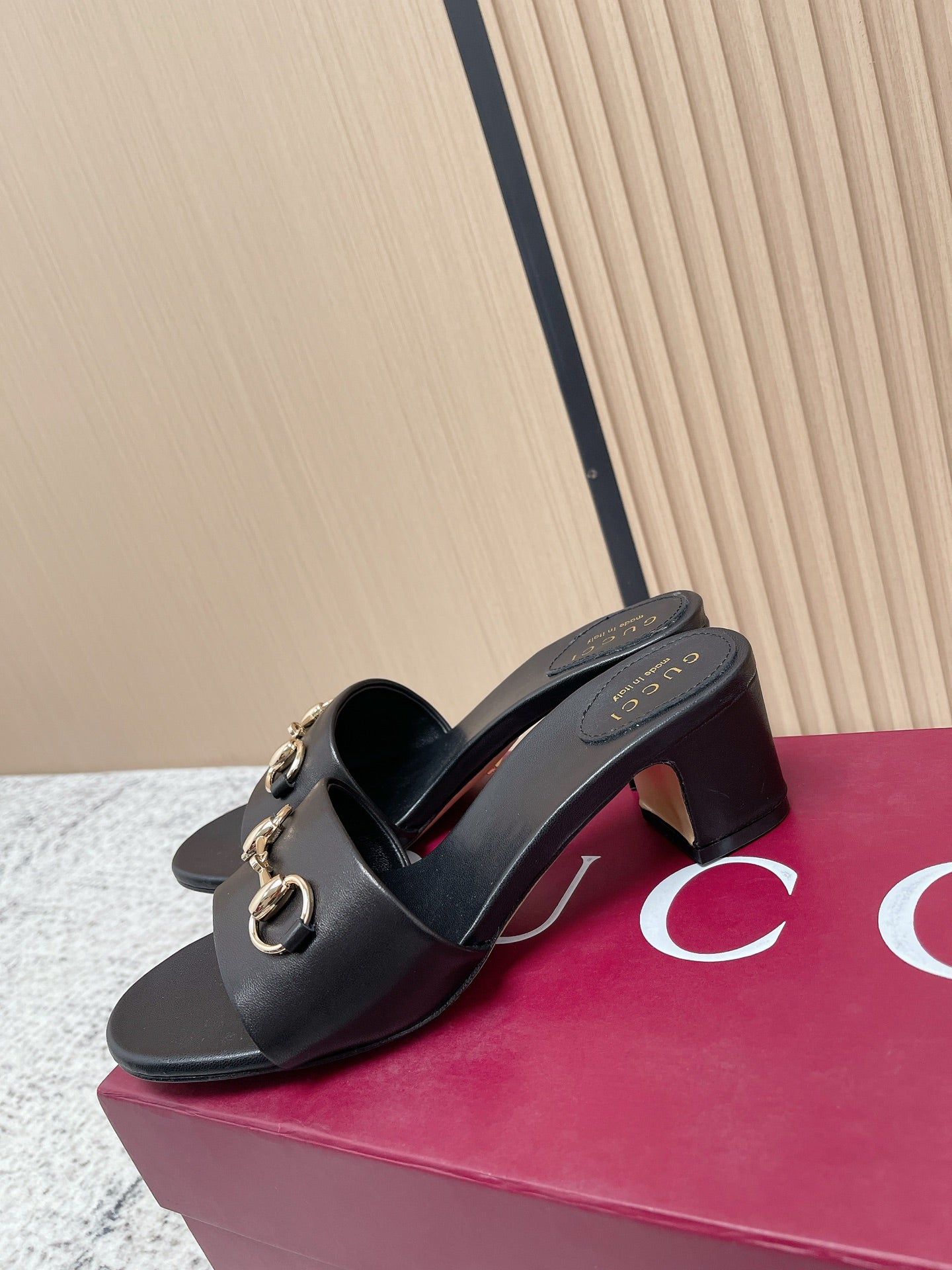 GUCCI 26S HORSEBIT MID-HEEL SANDALS IN BLACK CALFSKIN