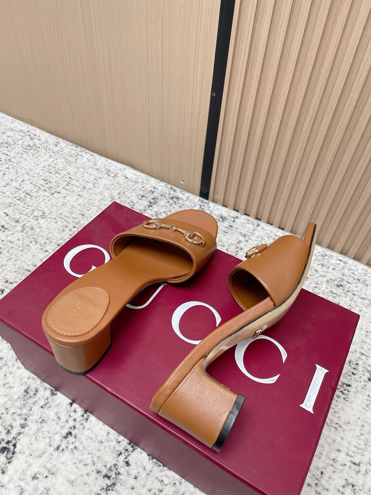 GUCCI 26S HORSEBIT MID-HEEL SANDALS IN BROWN CALFSKIN