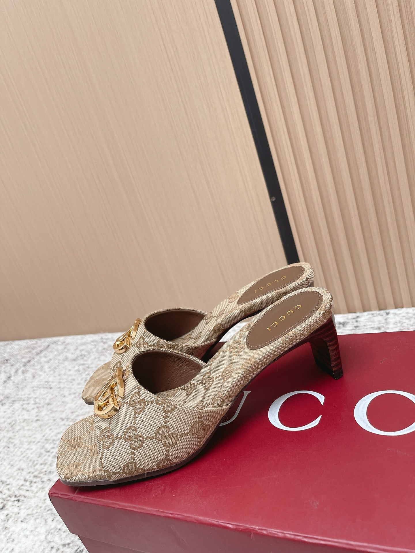 GUCCI 26S HIGH HEELS IN BEIGE CANVAS WITH GOLD HARDWARE