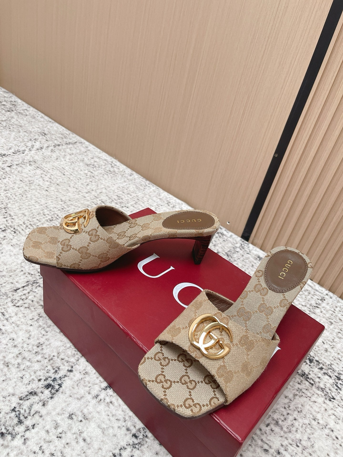 GUCCI 26S HIGH HEELS IN BEIGE CANVAS WITH GOLD HARDWARE