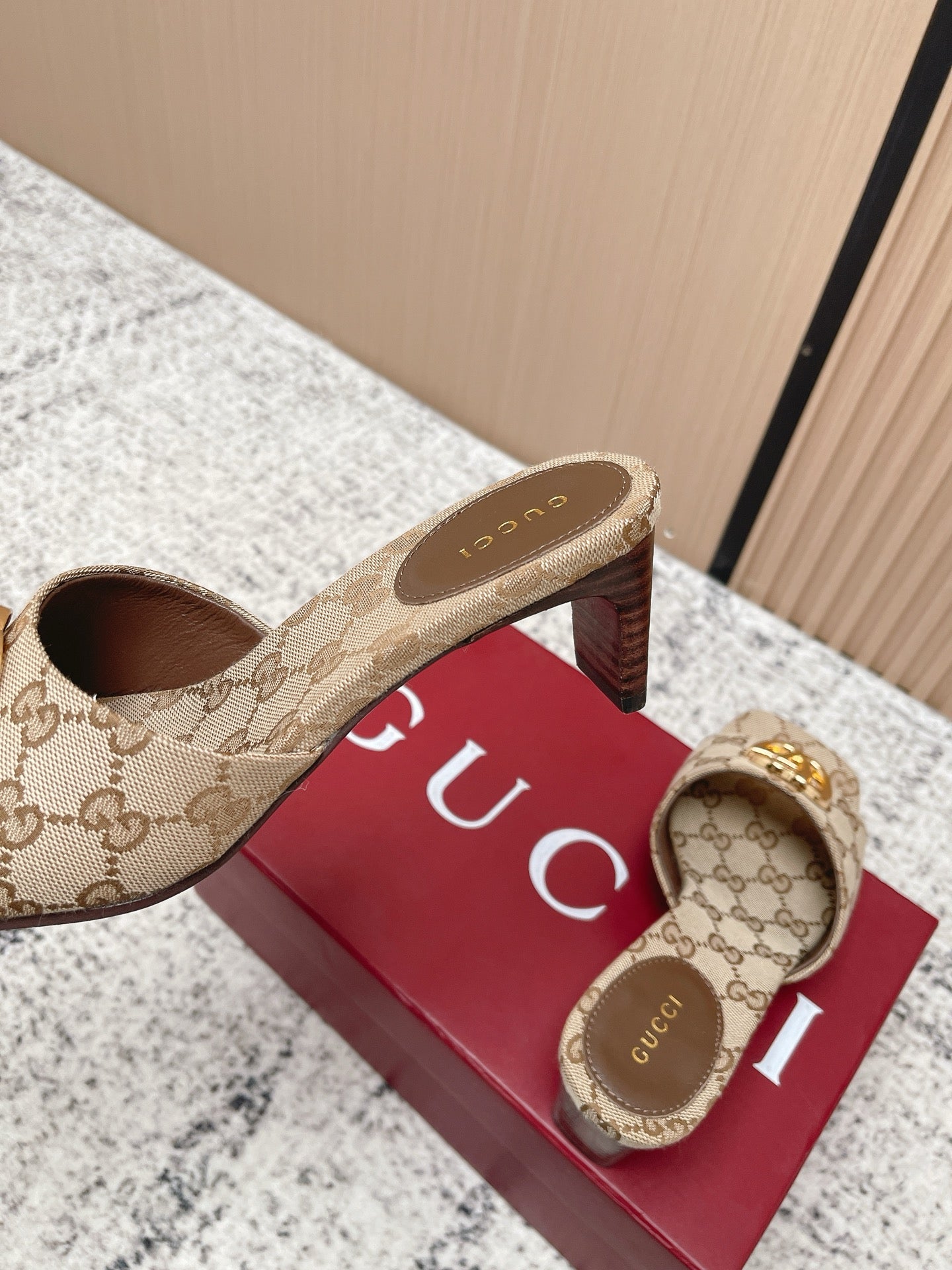 GUCCI 26S HIGH HEELS IN BEIGE CANVAS WITH GOLD HARDWARE